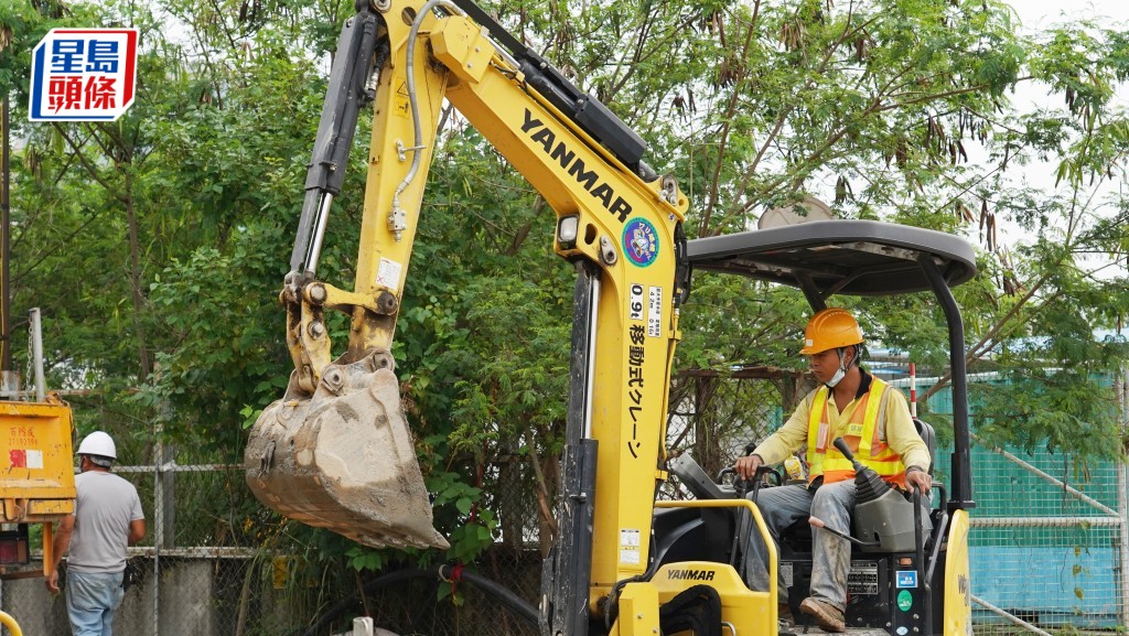 建造業16個工種中15工種凍薪，僅挖「掘機操作員」一項獲加薪3.2%。資料圖片