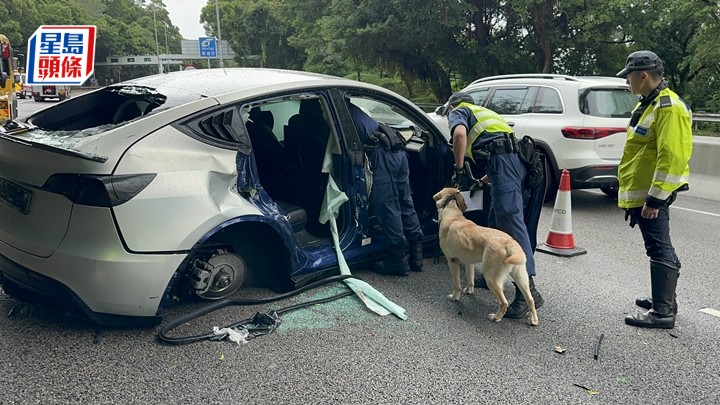 Tesla自炒司機棄車逃去,警方在場檢獲毒品。梁國峰攝