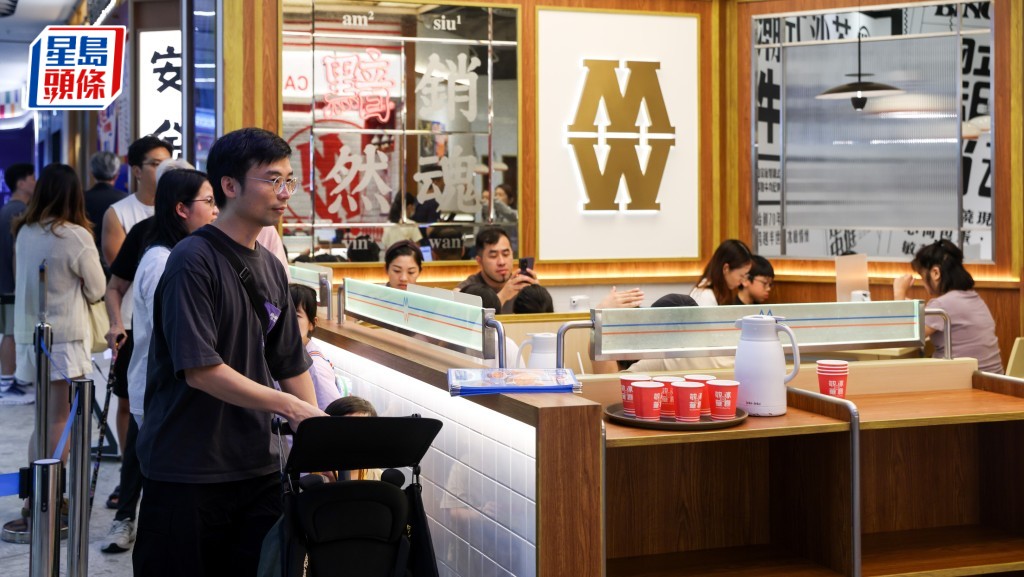 市面不同商舖都在今日(10月1日)國慶推出優惠活動，包括「半價睇好戲」及部分食肆堂食七折等。