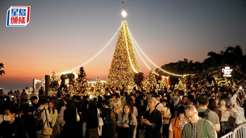 平安夜愈夜愈繽紛，不少市民趁今晚外出慶祝。