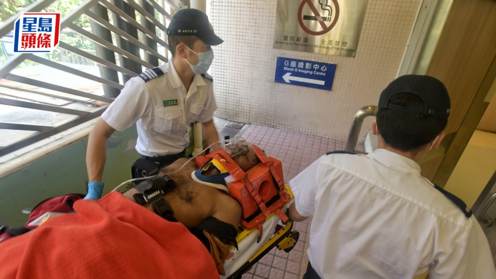 工人獲救送院治理。劉漢權攝