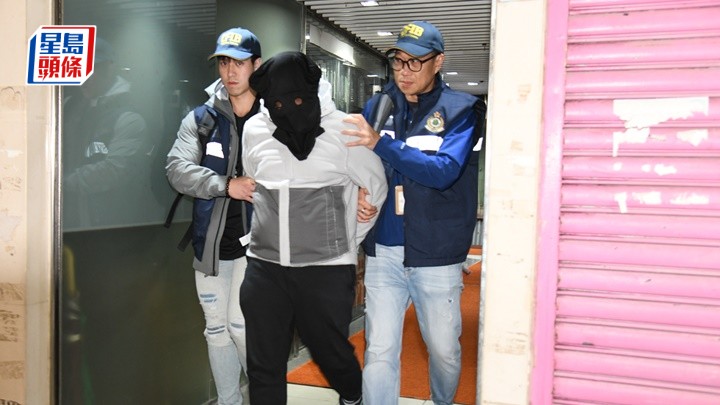 海關拘捕四名涉案男子。
