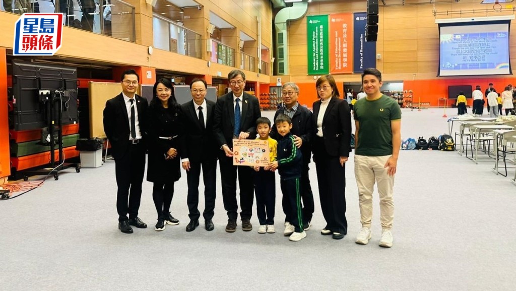 有學童送上心意卡，向教大校長李子建（左四）及教大團隊表達感謝。教大提供