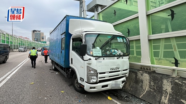 貨車失事撞壆,司機一度被困。林思明攝