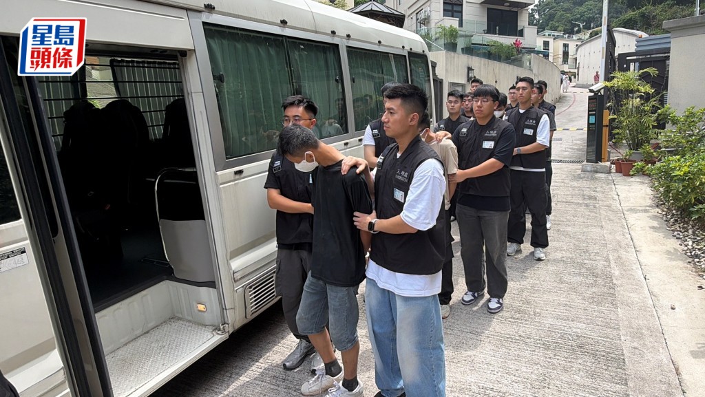 被捕男子带署调查。梁国峰摄
