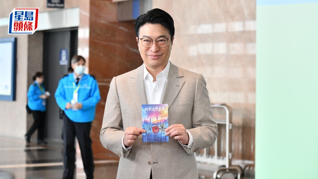 恒基地產集團主席李家誠在下午約2時許到會展投票。