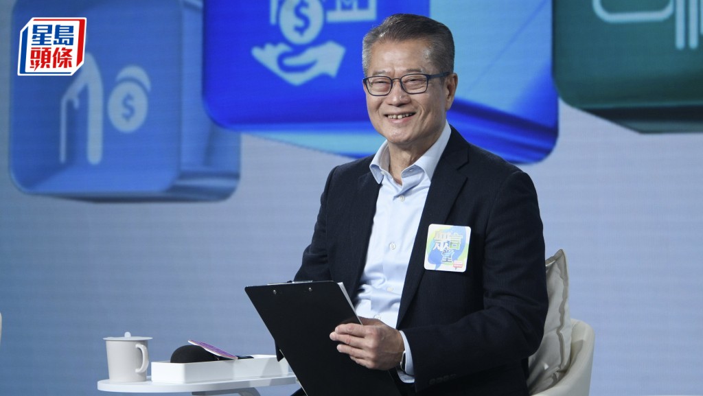 財政司司長陳茂波及香港浸會大學會計、經濟及金融學系副教授麥萃才今日（10日）出席電台節目，與市民直接交流意見。