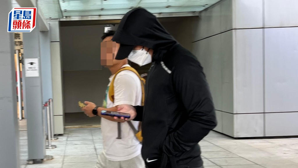 案中另一被告陳卓軒（黑衣者）以大比數獲裁定強姦罪脫。資料圖片