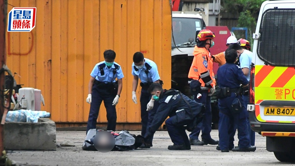 警員檢查屍體。梁國峰攝