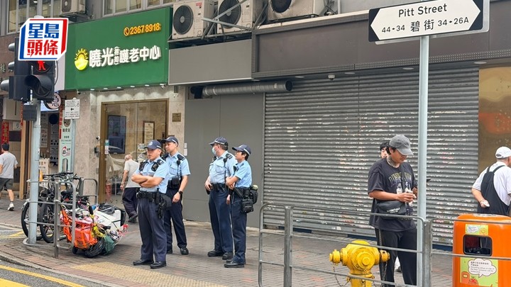 警员在油麻地站外的碧街调查。梁国峰摄
