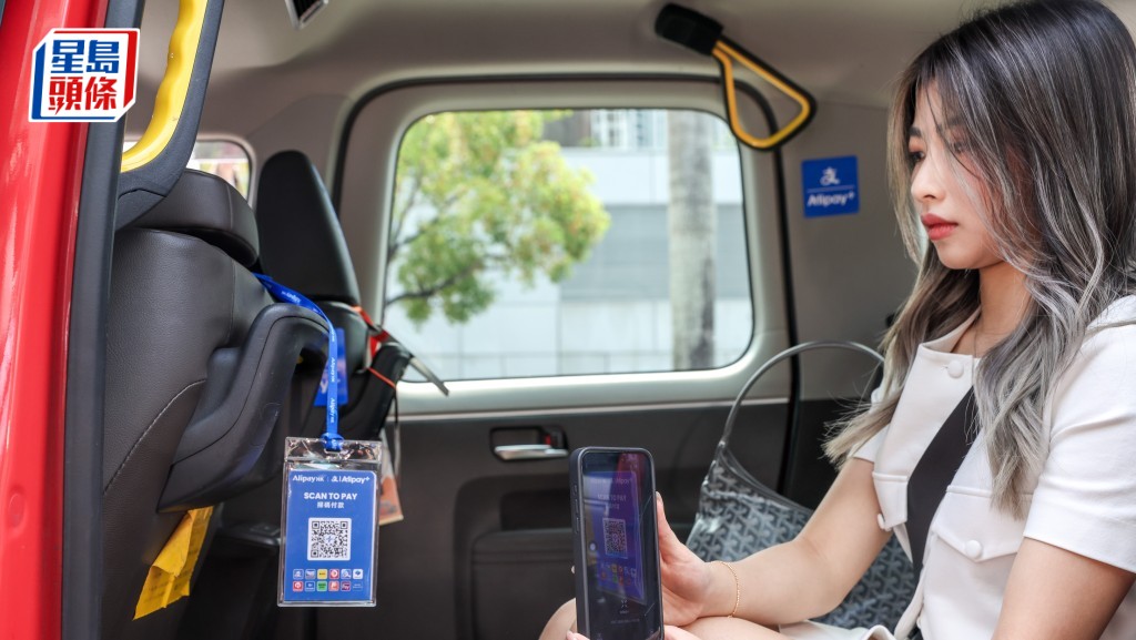 選用二維碼付款的乘客洪小姐，認為電子支付方便很多，能節省很多時間。