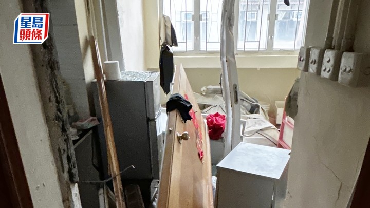 爆炸过后单位满目疮痍。杨伟亨摄