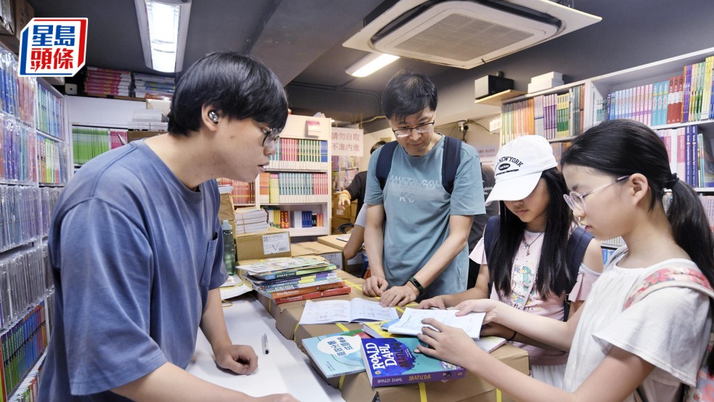 今日為中一註冊首日，有升中新生家長到書局採購新學年教材。何健勇攝