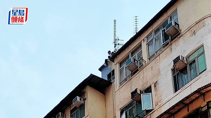 男子危坐大廈天台。fb:50+友 精彩人生