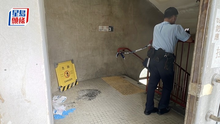 警方封锁商场后楼梯调查。刘汉权摄