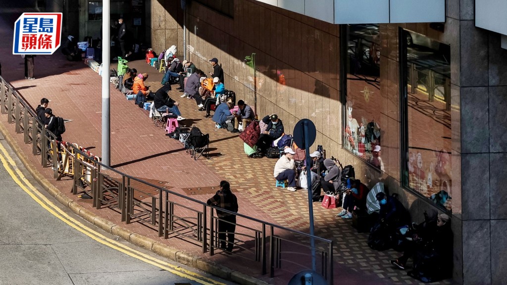 近日金鐘牌照事務處大樓外，今早繼續出現通宵排隊人龍申請「免試簽發香港駕駛執照」。