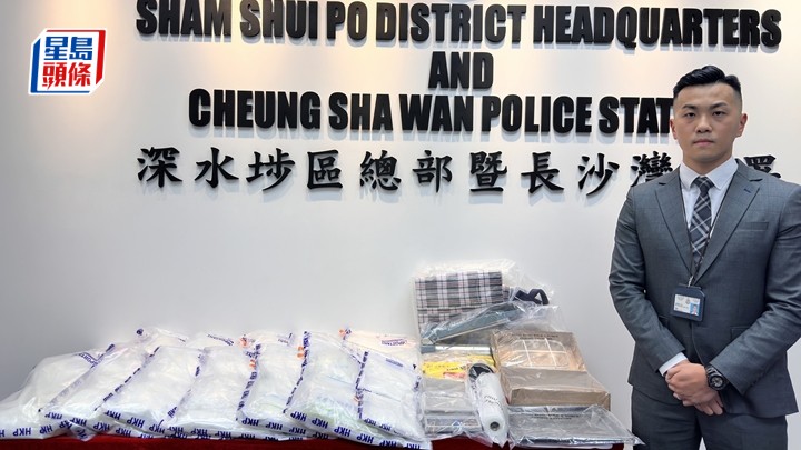 深水埗警區特別職務隊第一隊督察鄭源霖展示證物。梁國峰攝