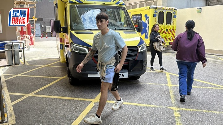 男子行城門水塘被馬騮爪傷，由救護車送往仁濟醫院治理。梁國峰攝