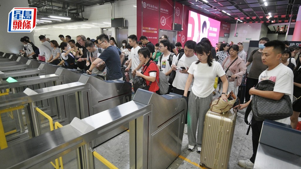 入境處指截至下午4時,共59.7萬人次經各口岸出入境。陳浩元攝