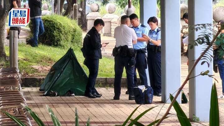 男子浮屍河中，警方調查其身份。蔡楚輝攝