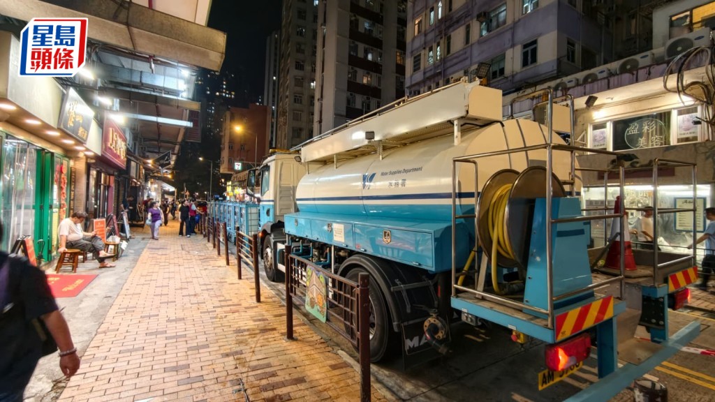 筲箕灣停水｜搶修後部分居民稱仍水弱 水車水箱入夜繼續留守備用