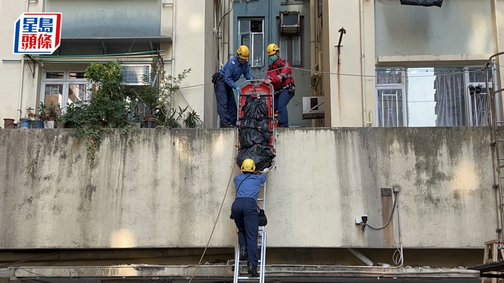 男子墮平台,由消防救下當場不治。楊偉亨攝