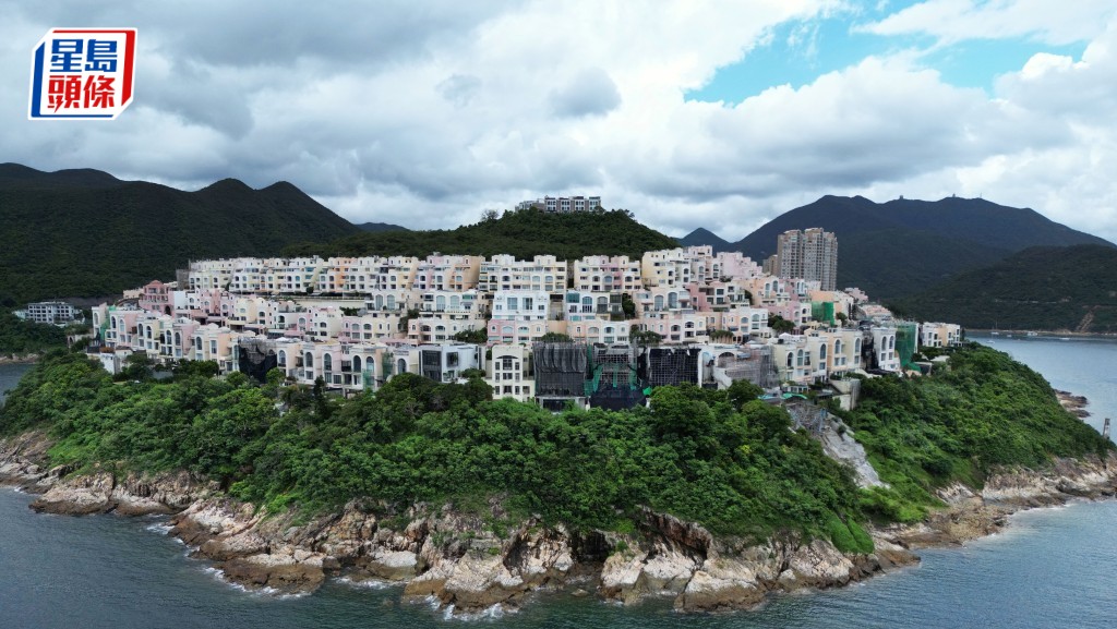 紅山半島多間獨立屋被發現存在僭建，並收到屋宇署發出的清拆令。資料圖片