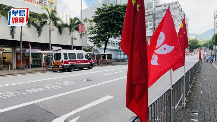 深水埗街頭有國旗和區旗被破壞。蔡楚輝攝