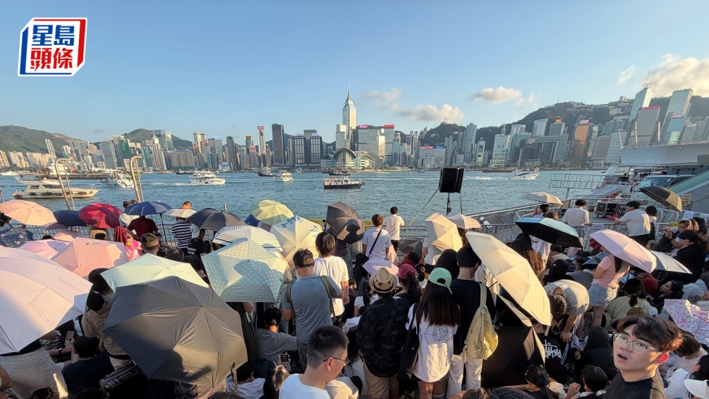 國慶煙花｜交通安排持續更新 尖東尖沙咀站部份出口暫時關閉。蘇正謙攝