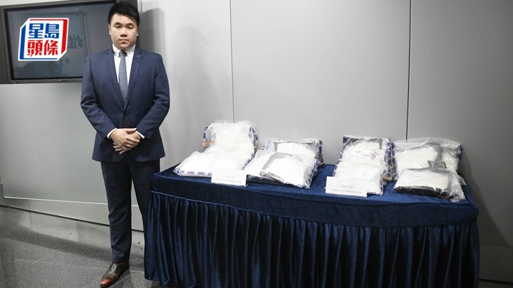 警方毒品調查科行動組督察梁駿軒展示檢獲的冰毒。楊偉亨攝