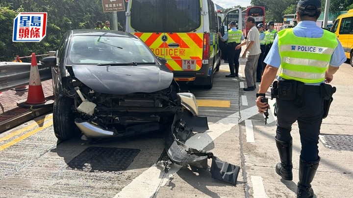 私家車失事打「白鴿轉」，撞及警車車尾。梁國峰攝