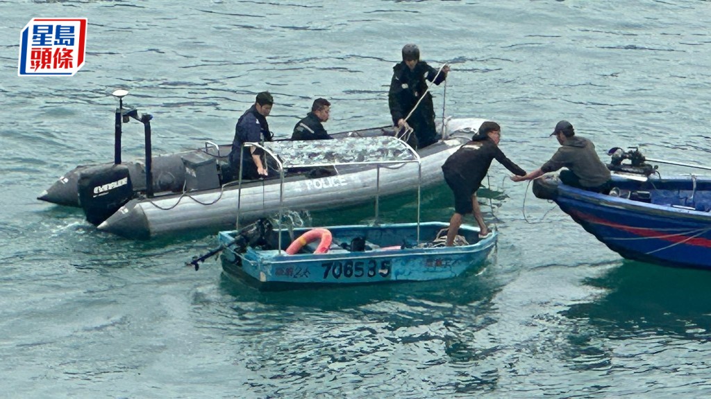 將軍澳小艇翻側 水警趕至救起兩人。資料圖片