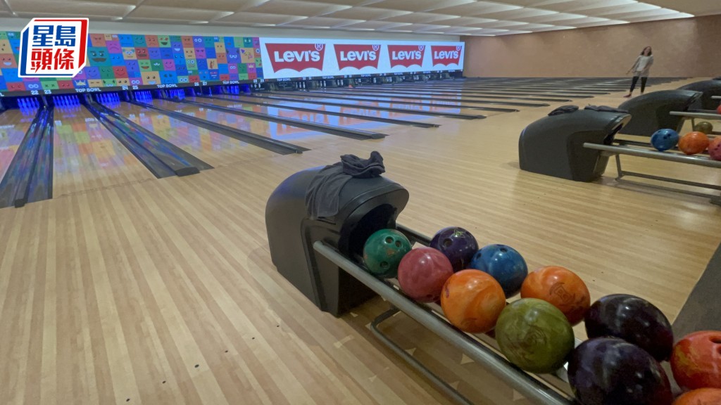 保齡球場男工人被夾手受傷。楊偉亨攝