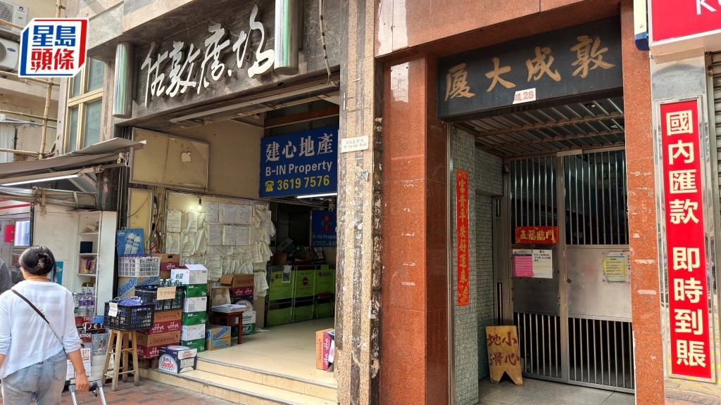 男子由一樓跌落地面受傷。梁國峰攝