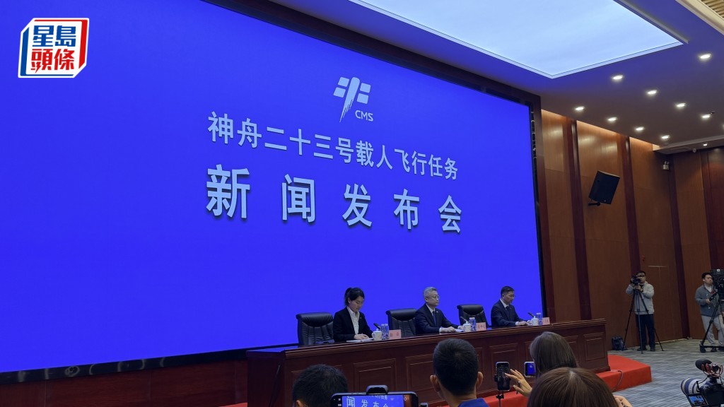 載人航天工程新聞發言人張靜波介紹了神舟二十一號航天員乘組在軌駐留期間的工作情況。郭詠欣攝
