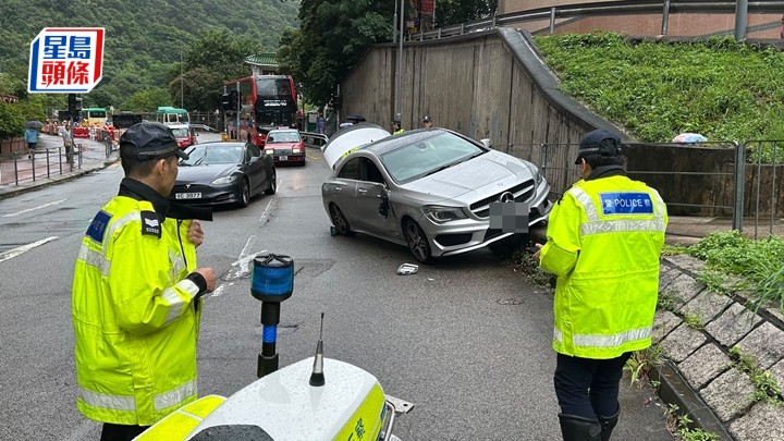 平治與專線小巴相撞後，剷上石壆。蔡楚輝攝