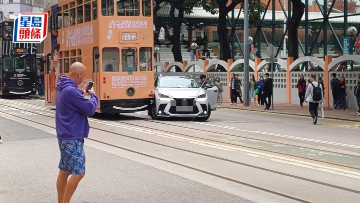 莊士敦道發生電車與私家車相撞意外。fb:車cam L(香港群組)