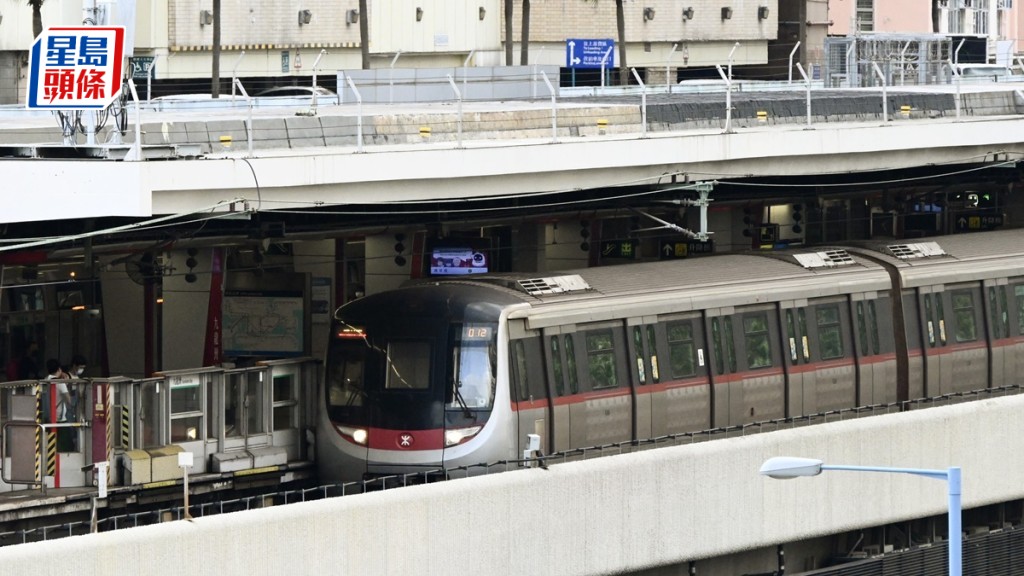 運輸及物流局關注港鐵早上3綫延誤事件 要求查明事件並交調查報告。資料圖片