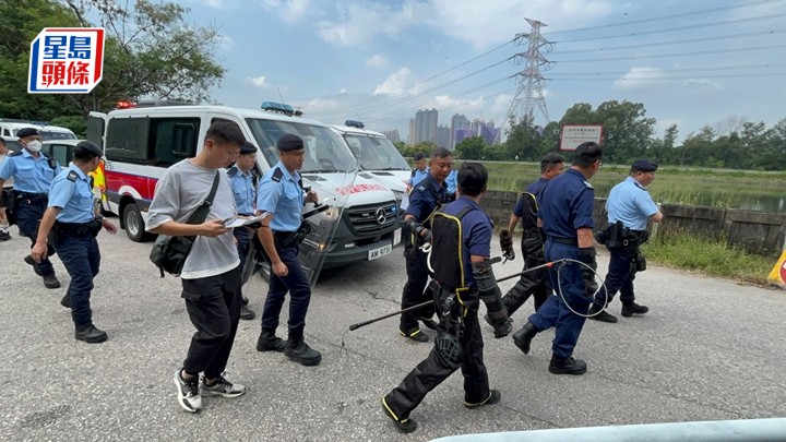 警方联同渔护署，出动约80人捉狗。杨伟亨摄