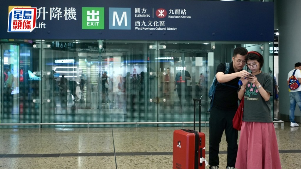 內地居民從港澳入境免稅額7.1提升 市民及遊客均支持但仍有提升空間。劉駿軒攝
