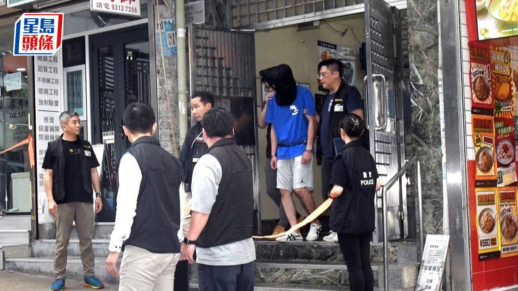 被告温梓汶（蒙頭者）被控謀殺罪今日提堂。資料圖片