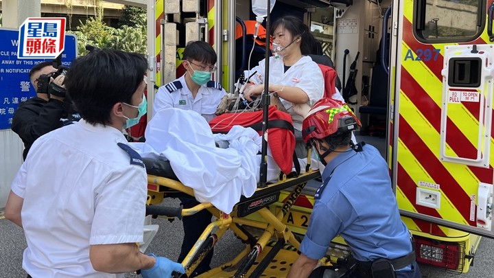 女工連人帶機由救護車送院。黃文光攝