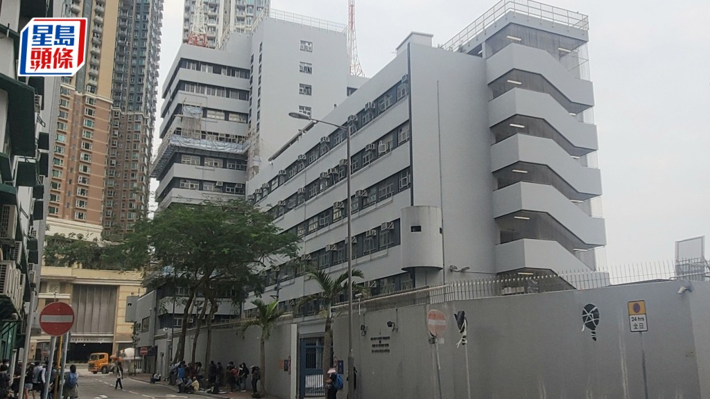 交通督導員馮曉峯承認刑毀長沙灣警署內更衣室門上的緊急開門開關,為此被法庭罰款$2000,同時向警務處賠償$2300元。資料圖片