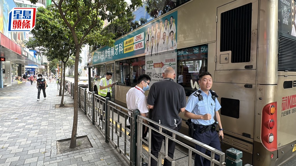 九巴冒煙，警員到場調查。劉漢權攝