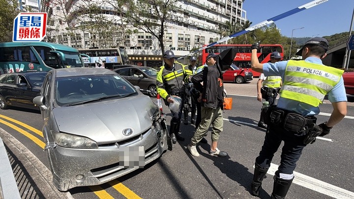 被捕司機由警員押上警車。梁國峰攝