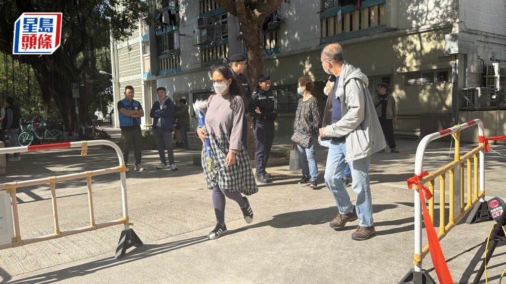 今早有失聯者及未能辨認遺體家屬到社區會堂作DNA採樣安排。梁國峰攝