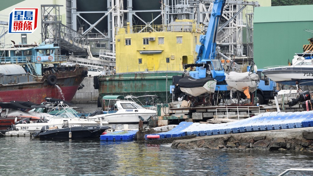 7旬翁在躉船上疑差錯腳墮海昏迷送院。楊偉亨攝