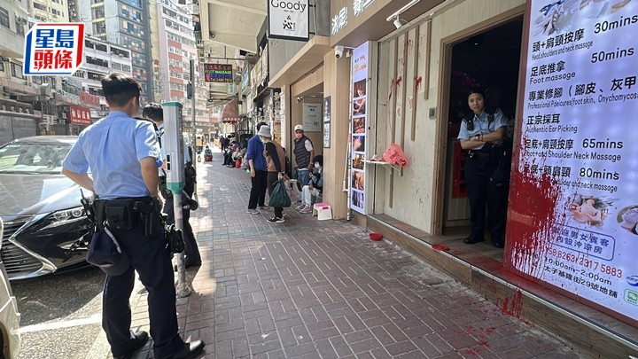 足浴店遭淋紅油。劉漢權攝