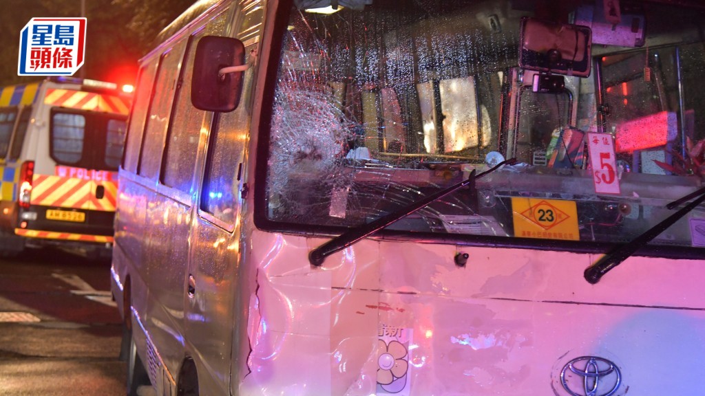 小巴意外後可見車頭凹陷，玻璃碎裂。資料圖片