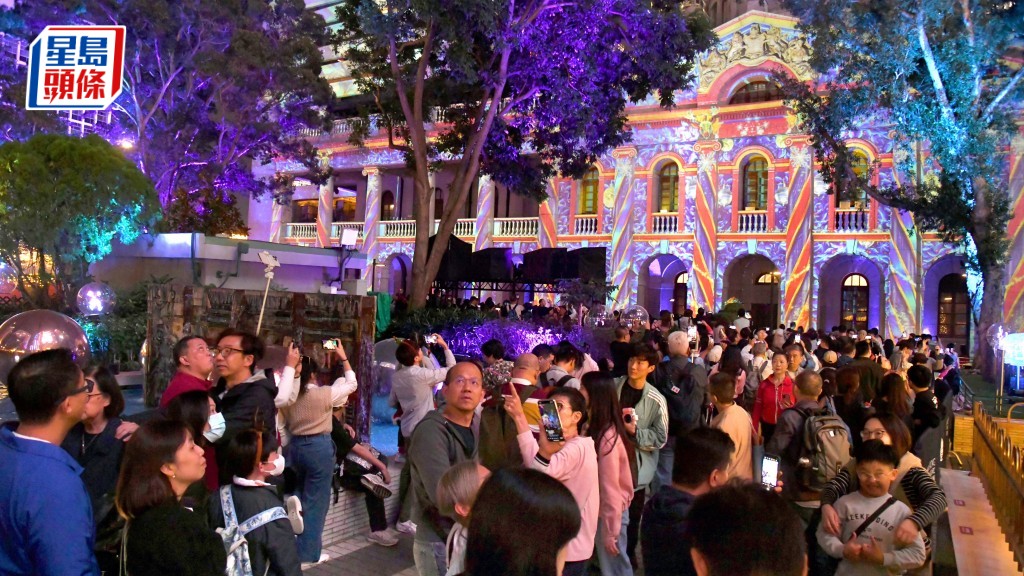 中環皇后像廣場「冬日小鎮．中環」設有八大地標建築組成的「光影匯．中環」3D投影秀。